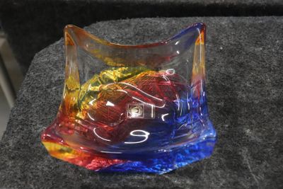 un saladier en verre coloré posé sur une table