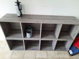 une étagère sur laquelle se trouve un vase