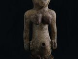 un gros plan d'une statue sur fond noir, avec un fond noir