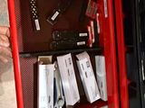 une armoire métallique rouge contenant tout un tas de dossiers