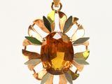 une photo d'un pendentif en or orné d'une citrine taillée