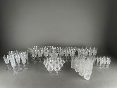 un grand nombre de verres à vin posés sur une table
