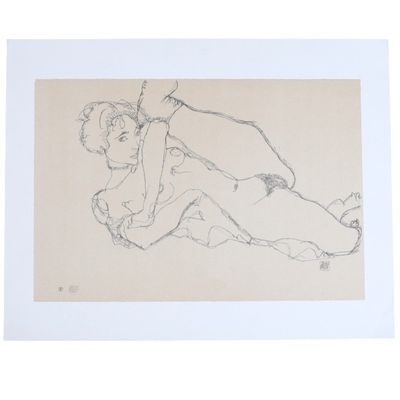 un dessin en noir et blanc représentant une femme allongée sur le ventre