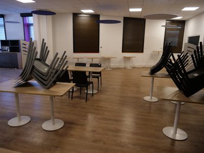 many chairs that are sitting in the middle of a room