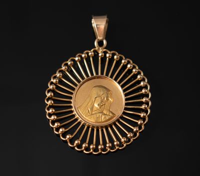 un pendentif en or sur lequel est gravé le portrait d'une femme