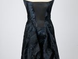 robe de cocktail noire sans bretelles posée sur un mannequin