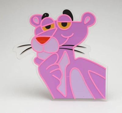 une panthère rose aux yeux jaunes, assise sur une surface blanche