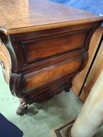 Commode tombeau en noyer mouluré ouvrant par trois tiroirs, … (photo 3)