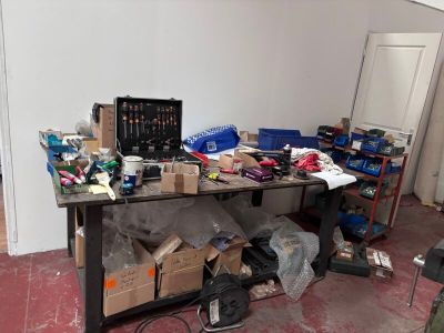 un établi dont le plan de travail est encombré