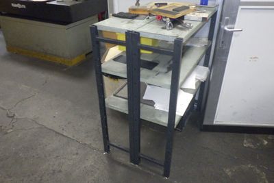 une petite table sur laquelle sont posés plusieurs objets