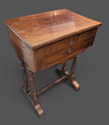 une vieille table en bois surmontée d'un tiroir