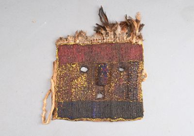 un petit morceau de tissu sur lequel est dessiné un visage