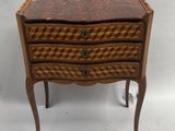 une photo d'une petite commode en bois