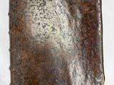 gros plan d'un morceau de métal sur une surface blanche