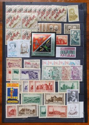 une photo d'une collection de timbres sur une table