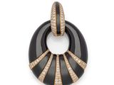 une photo d'un pendentif noir et or serti de diamants