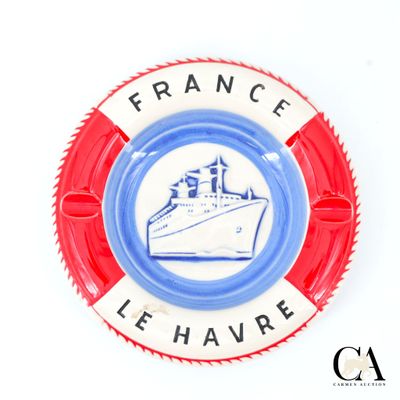 un gilet de sauvetage rouge et blanc sur lequel figure l'image d'un bateau de croisière