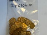un sac de pièces d'or posé sur une table blanche