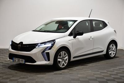 la voiture blanche est garée sur le sol à carreaux d'une pièce