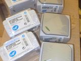 quatre boîtes de savon posées les unes à côté des autres sur un comptoir