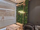 une pièce avec une balançoire au milieu
