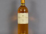 une bouteille de vin posée sur une table