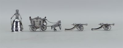 une figurine en argent représentant une calèche et une voiture
