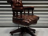 une photo d'un fauteuil de bureau en cuir marron muni d'un repose-pieds