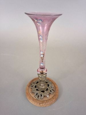 Vase élancé en verre teinté rose à décor émaillé de fleurs.