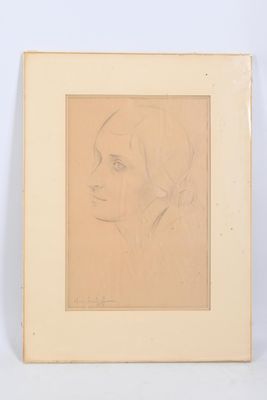 un dessin au crayon représentant le visage d'une femme de profil