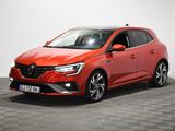 une voiture rouge garée dans une pièce au sol en damier