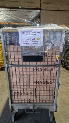 un chariot sur lequel se trouvent quelques cartons dans un entrepôt