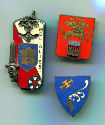 trois insignes de couleurs et de motifs différents sur un fond blanc