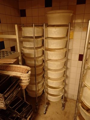 de nombreuses casseroles et poêles empilées sur l'étagère de la cuisine