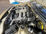un moteur de voiture qui se trouve sous le capot d'une voiture