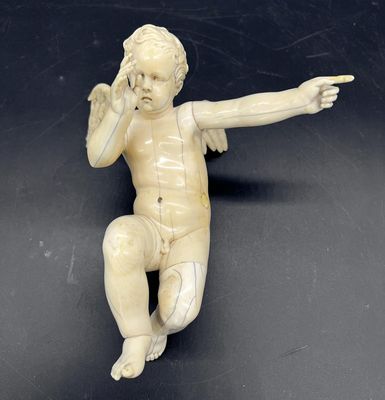 une petite figurine représentant un bébé assis sur une surface noire