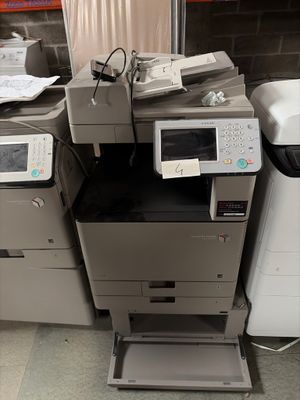de nombreuses imprimantes et scanners de toutes sortes posés par terre