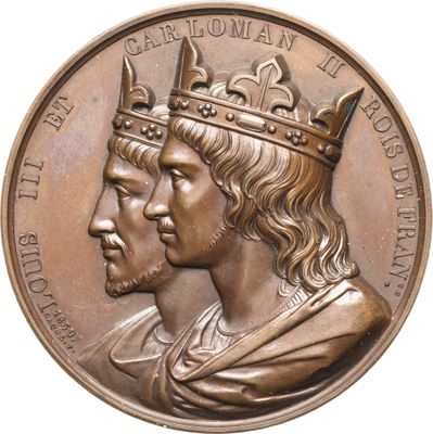 Sur la médaille, les deux hommes portent une couronne sur la tête.