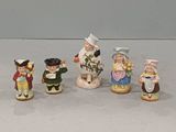 cinq figurines représentant des enfants vêtus de costumes différents