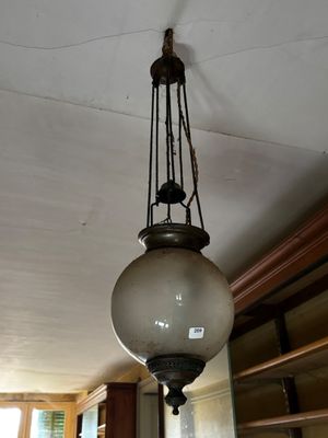 une lampe suspendue au plafond de la pièce