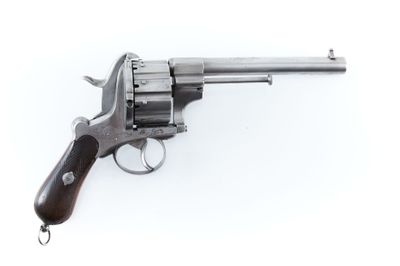 un vieux revolver avec un manche en bois sur fond blanc