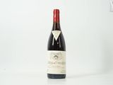 une bouteille de vin posée sur une table