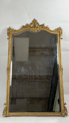 un miroir avec un cadre en or