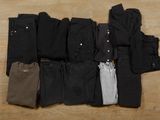 plusieurs paires de pantalons pour homme étalées sur un parquet