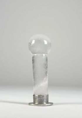 un objet en verre posé sur une table