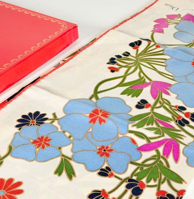CHRISTIAN DIOR, carré de soie fond blanc à décor floral bleu…
