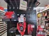 un présentoir proposant de nombreux outils dans un magasin