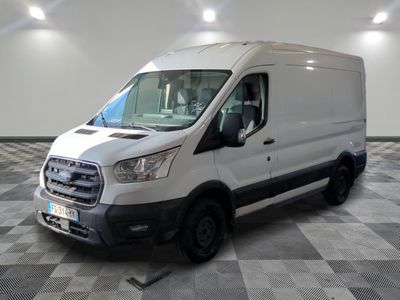 la camionnette blanche est garée sur le sol en damier d'une pièce