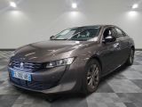 une photo d'une voiture grise dans un showroom
