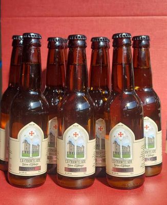 six bouteilles de bière sont alignées sur une table